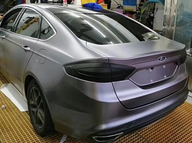 蒙迪歐電光炭灰 當經典轎跑邂逅爆款改色，演繹移動冰霜美學